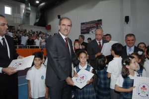 &Ouml;ğrencilerden Altepe&acute;ye ş&uuml;kran plaketi
