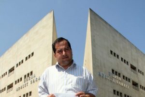 Islak yolda kaza yapan adam