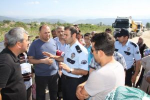 Mahalleyi toza boğan kamyonlara tepki i&ccedil;in yol kapattılar
