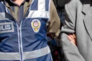 Eşini rahatsız eden kişiyi polise teslim etti