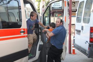 Otomobil anne ile iki &ccedil;ocuğuna &ccedil;arptı
