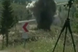Yola d&ouml;şenen bomba b&ouml;yle imha edildi