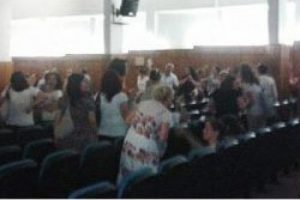 Bakan konuşurken &ouml;ğretmenler salonu terk etti