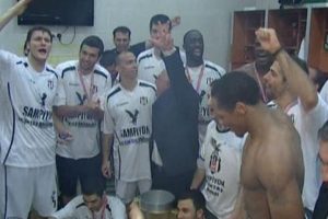 Soyunma odasında şampiyonluk coşkusu