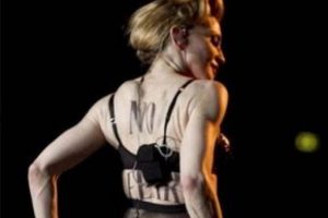 Madonna Roma konserinde poposunu g&ouml;sterdi