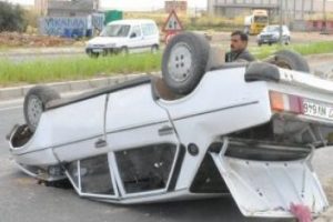 Lastiği patlayan otomobil takla attı