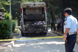 Ecel yaşlı kadını mezarlıkta yakaladı