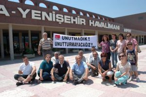 Kemal Demirel havaalanı i&ccedil;in oturma eylemi yaptı