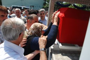 Polisin tabutuna anneden son dokunuş