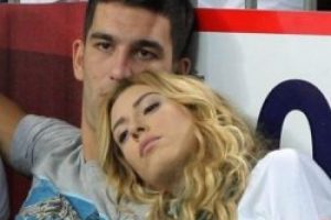 Sinem Kobal d&uuml;ğ&uuml;n i&ccedil;in kampa girdi