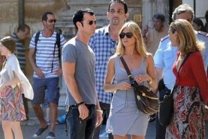 Aniston'un mini eteği Vatikan'ı karıştırdı