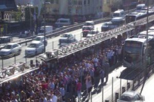 İstanbullu'nun metrob&uuml;s &ccedil;ilesi