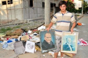 &Ccedil;&ouml;pe atılan Atat&uuml;rk portresine b&uuml;y&uuml;k tepki