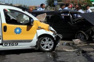 Lastiği patladı, karşı şeride ge&ccedil;ti!