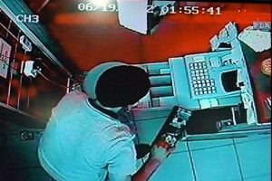 Kasap hırsızının sigara merakı kamerada
