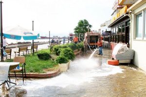 Mudanya'da sahil yolu sabunlu suyla yıkanıyor