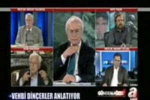 Canlı yayında kes işareti yaparken yakalandı