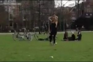Sarhoş kadın parkta bakın neler yaptı?