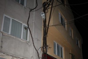 Sokak lambaları yanmayan mahalleli isyan etti