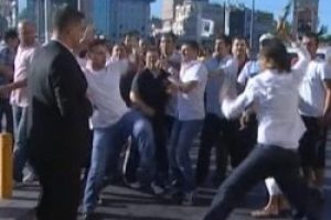 Taksim'de taksici ter&ouml;r&uuml;: 6 taksici bir vatandaşa saldırdı