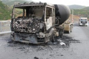 Yol kestiler, ara&ccedil;ları yaktılar
