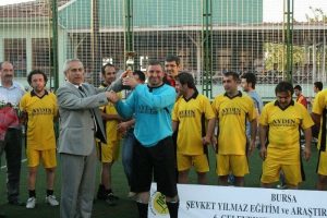Sağlık &ccedil;alışanları futbol turnuvasında ter d&ouml;kt&uuml;