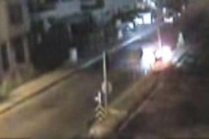 Elektrik direğini b&ouml;yle yere serdi