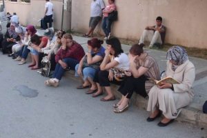 &Ouml;ğrenciler i&ccedil;eride veliler dışarıda ter d&ouml;kt&uuml;