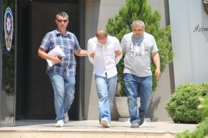 Kadından ka&ccedil;tı ama kocasına enselendi