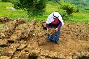 Asırlık nine gen&ccedil;lere taş &ccedil;ıkartıyor