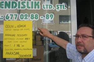 Borcunu &ouml;demeyen oduncuya afişli tepki
