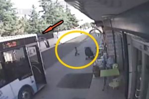 3 yaşındaki &ccedil;ocuğa otob&uuml;s b&ouml;yle &ccedil;arptı