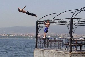 ''Balıklama'' atlarken fel&ccedil; olmayın