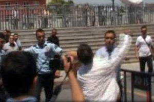 Adliye &ouml;n&uuml;nde tekme-tokat kavga