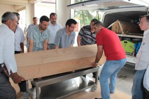 Aldığı elbiseyi kızına veremedi