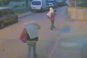 &Ouml;nce kameraya sonra polise yakalandılar
