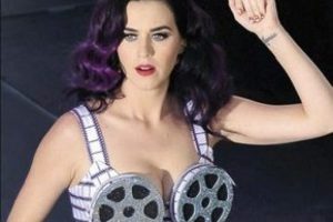 Katy'den film şeritli b&uuml;stiyer