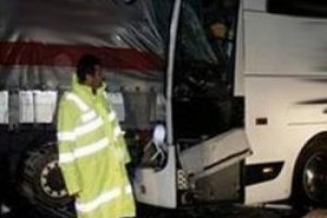 Yolcu otob&uuml;s&uuml; ile TIR &ccedil;arpıştı