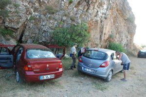 Hem soydular, hem lastiklerini patlatıp camlarını kırdılar
