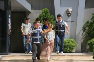 Polisleri g&ouml;r&uuml;nce &ccedil;aldıkları altınları dolmuşa sakladılar
