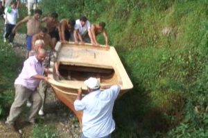&Ccedil;atıda yaptığı kayığı indirmek kolay olmadı!