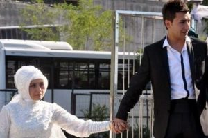 D&uuml;ğ&uuml;nde takı kesesi &ccedil;alındı