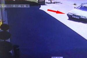 15 yaşındaki s&uuml;r&uuml;c&uuml; mobilya mağazasına daldı