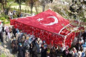 Bayraklı Baba'ya insan akını