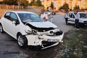 Bursa'da iki otomobil &ccedil;arpıştı: 6 yaralı