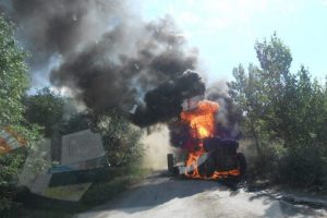 Yol &ccedil;alışması yapan iş makinesi alev alev yandı