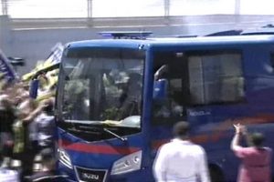 Taraftar Metris'te Aziz Yıldırım'ı b&ouml;yle karşıladı