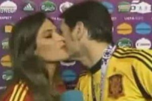 Casillas ve Sara yine &ouml;p&uuml;şt&uuml;