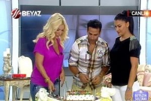 Seda Sayan'dan &uuml;nl&uuml; şarkıcıya canlı yayında s&uuml;rpriz