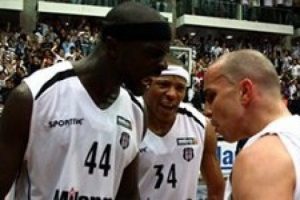 Bonsu, Hawkins ve Arroyo gidiyor